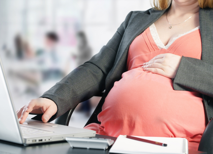 donna incinta al lavoro